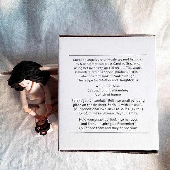 Kneeded Angel's "Mother and Daughter" Figurine: Caucasian, both with dark hair. - Picture 10 of 11